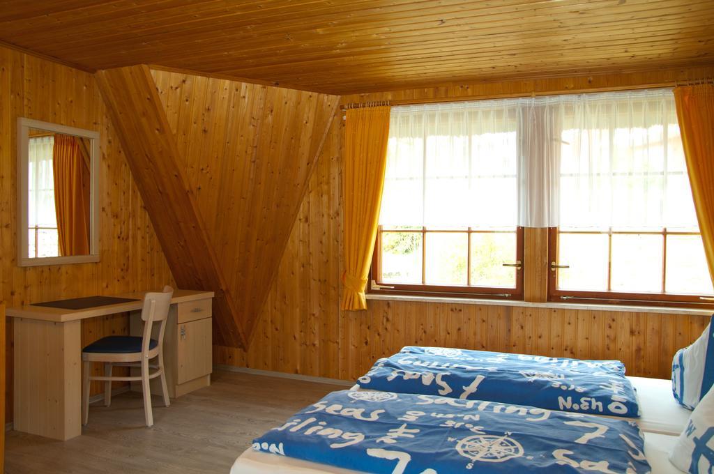 Hôtel Ferien Unterm Reetdach In Gohren à Goehren  Extérieur photo