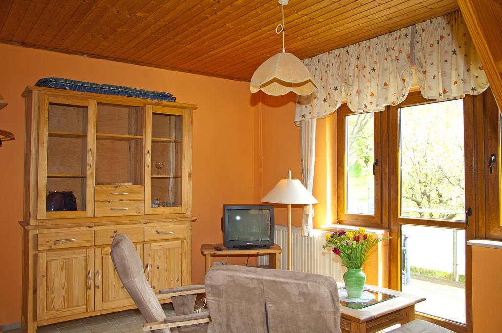Hôtel Ferien Unterm Reetdach In Gohren à Goehren  Extérieur photo