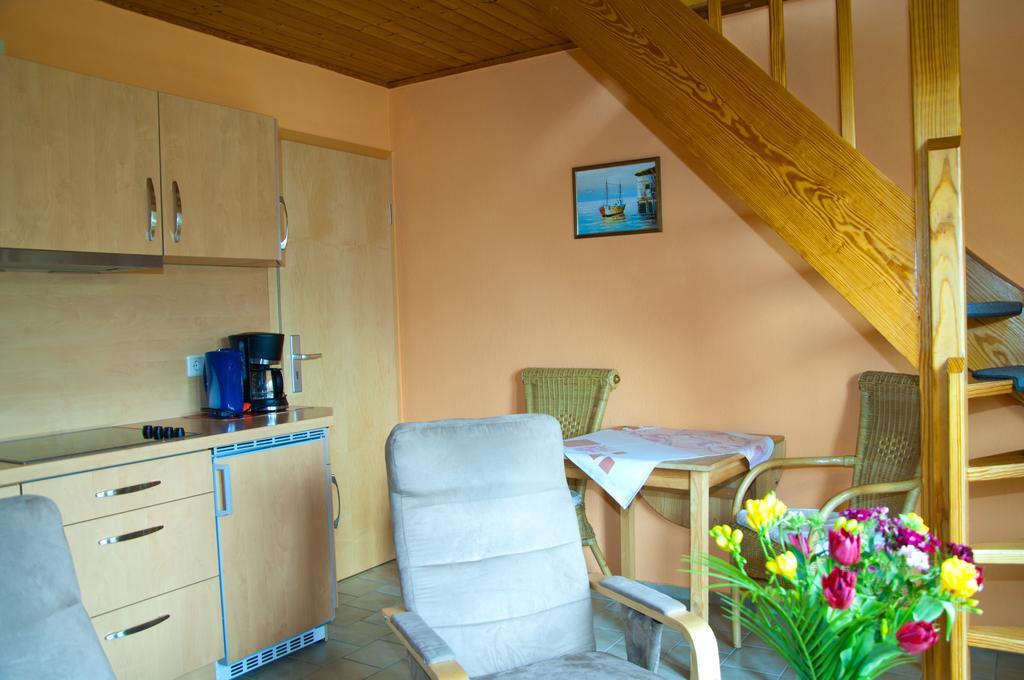 Hôtel Ferien Unterm Reetdach In Gohren à Goehren  Extérieur photo