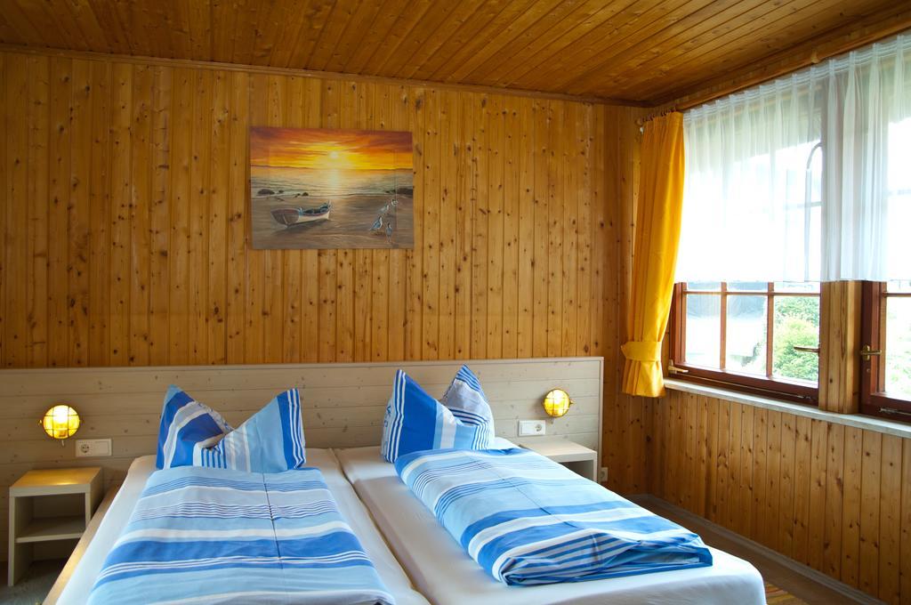 Hôtel Ferien Unterm Reetdach In Gohren à Goehren  Extérieur photo