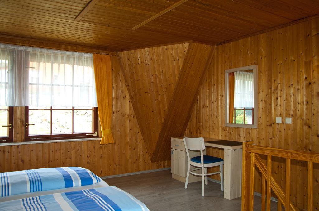 Hôtel Ferien Unterm Reetdach In Gohren à Goehren  Extérieur photo