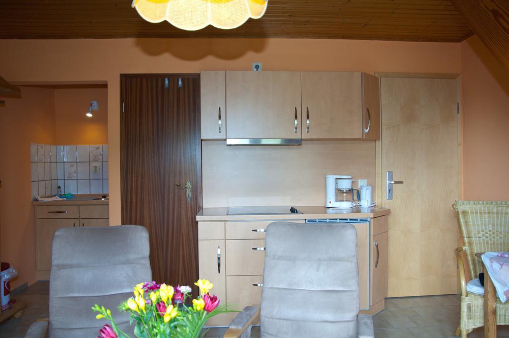 Hôtel Ferien Unterm Reetdach In Gohren à Goehren  Extérieur photo