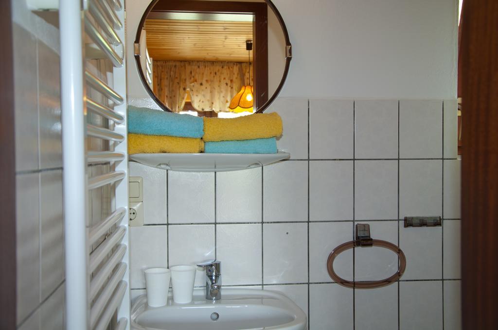 Hôtel Ferien Unterm Reetdach In Gohren à Goehren  Extérieur photo